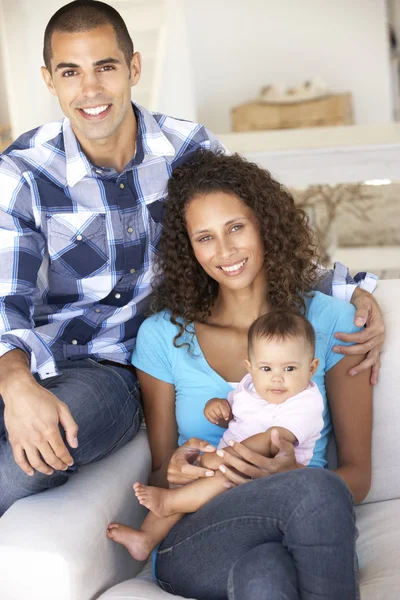 Família com bebê relaxante em casa — Fotografia de Stock