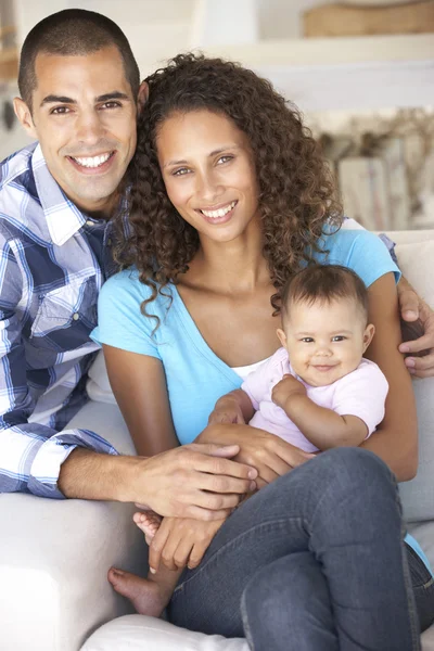 Familia con bebé relajante en casa —  Fotos de Stock