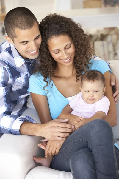Familj med Baby avkopplande hemma — Stockfoto