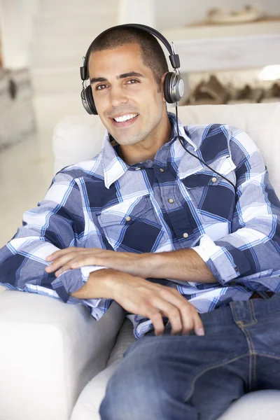 Человек расслабляющий, слушая музыку — стоковое фото