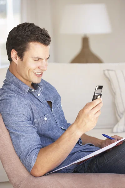 Hombre haciendo papeleo en casa — Foto de Stock