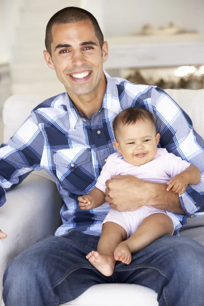 Giovane padre sul divano di casa — Foto Stock