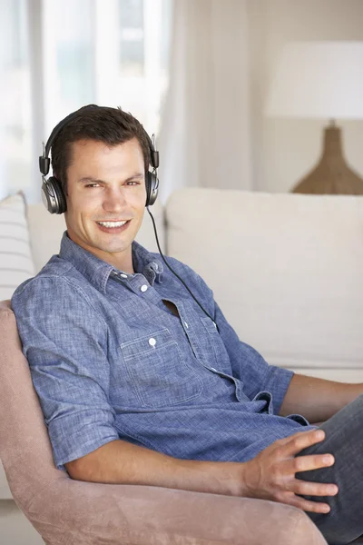 Человек расслабляющий, слушая музыку — стоковое фото