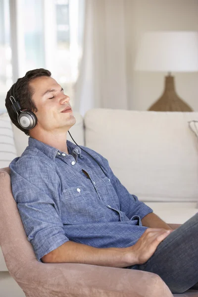 Hombre relajante escuchando música —  Fotos de Stock