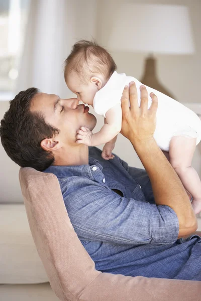 Junger Vater zu Hause auf dem Sofa — Stockfoto