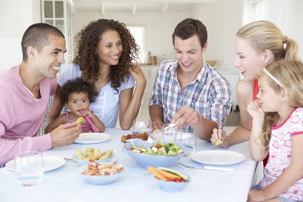 Famiglie che si godono il pasto a casa — Foto Stock