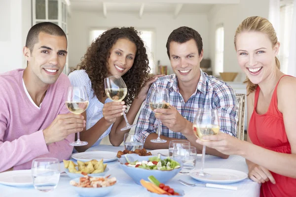 Amigos disfrutando de la comida juntos — Foto de Stock