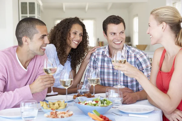 Skupina přátel, jíst jídlo doma — Stock fotografie