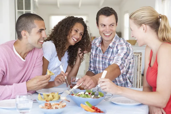 Amigos desfrutando refeição juntos — Fotografia de Stock