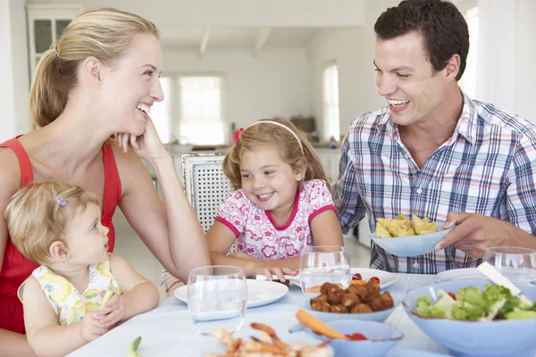 Familie genieten van de maaltijd thuis — Stockfoto