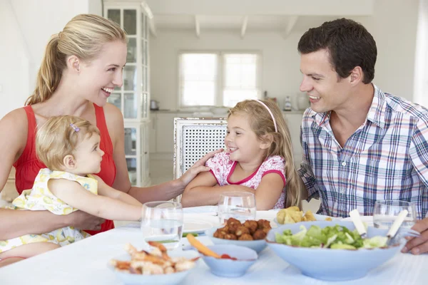 Famiglia che gusta i pasti a casa — Foto Stock