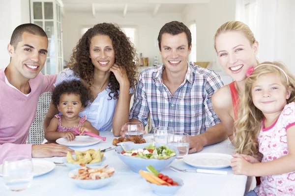 Famiglie che si godono il pasto a casa — Foto Stock