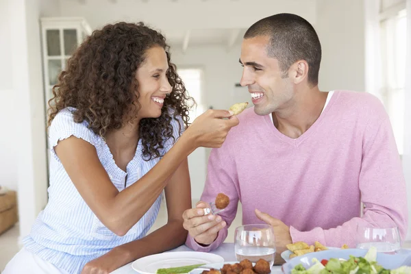 Paar genießt gemeinsames Essen — Stockfoto