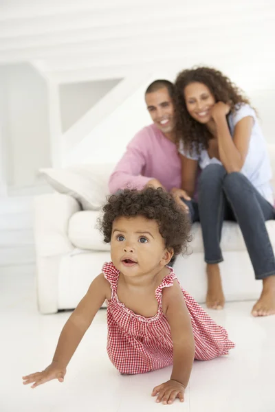 Jeune famille se détendre sur le canapé — Photo