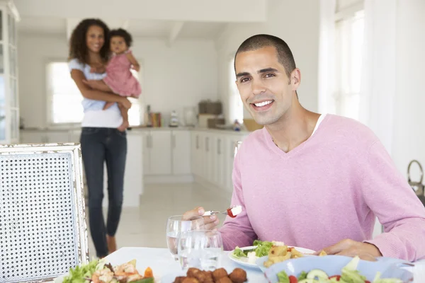Familjen njuter av måltid tillsammans — Stockfoto