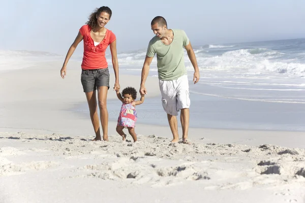 Familjen att ha kul på stranden — Stockfoto