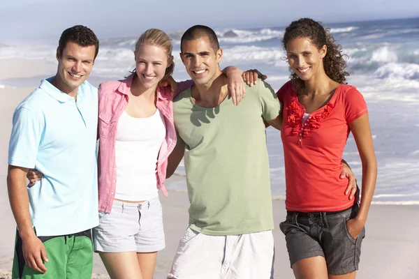 Junge Freunde gehen am Strand entlang — Stockfoto