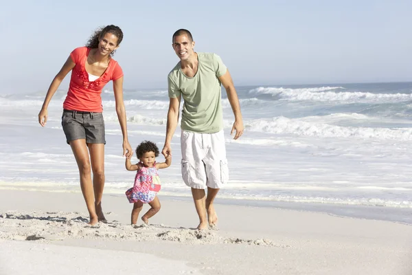 Famiglia avendo divertente su spiaggia — Foto Stock