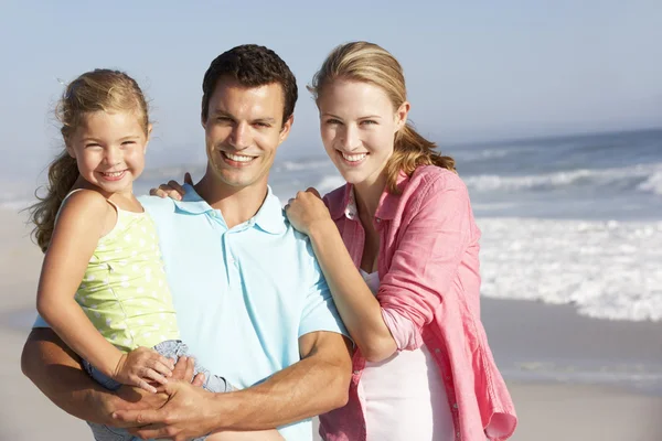 Famille s'amuser sur la plage — Photo