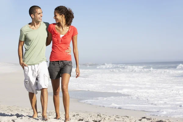 Giovane coppia a piedi lungo spiaggia — Foto Stock