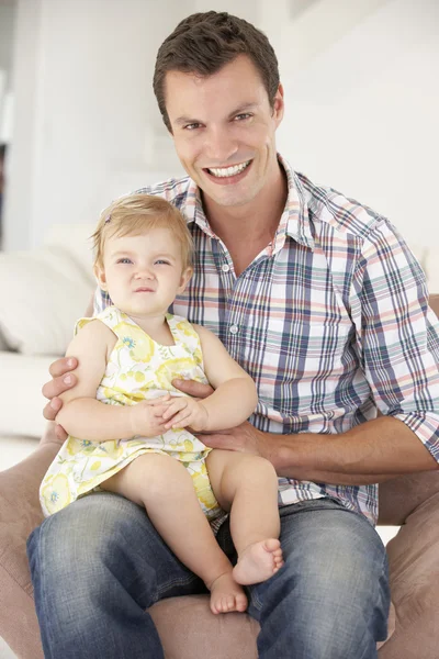 Vader ontspannen met dochter — Stockfoto