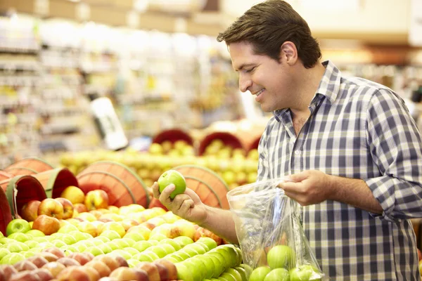 Człowiek, zakupy produktów w supermarkecie — Zdjęcie stockowe