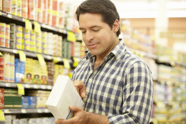 Hombre de compras en el supermercado —  Fotos de Stock