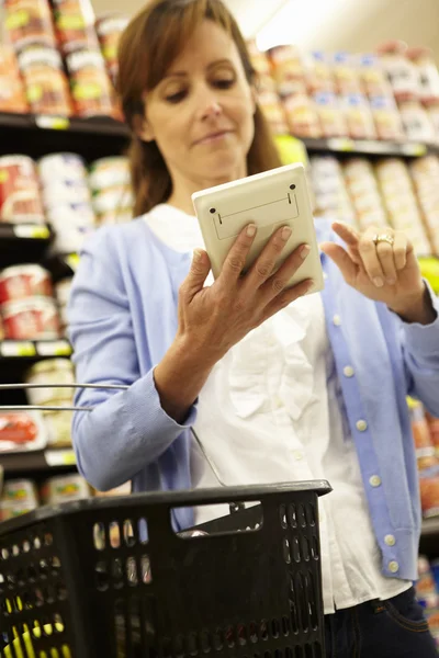Woman shopping in supermarket — Stock Photo, Image