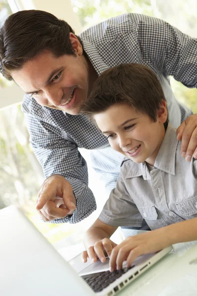 Père et fils utilisant un ordinateur portable — Photo