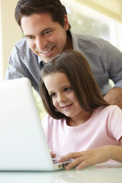 Far och dotter använder laptop — Stockfoto