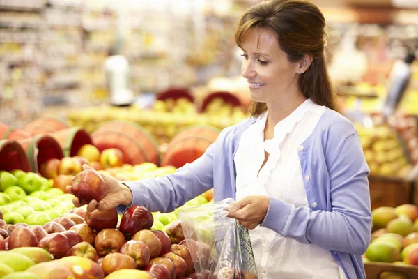 Mulher comprando frutas no supermercado — Fotografia de Stock