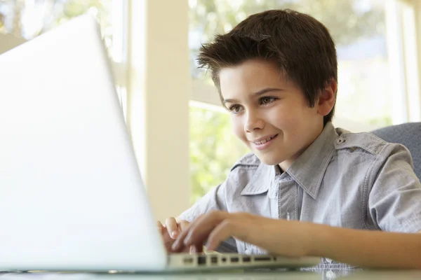 男孩使用笔记本电脑 — 图库照片