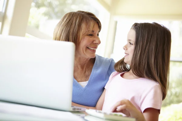 Abuela usando el ordenador portátil con la nieta —  Fotos de Stock