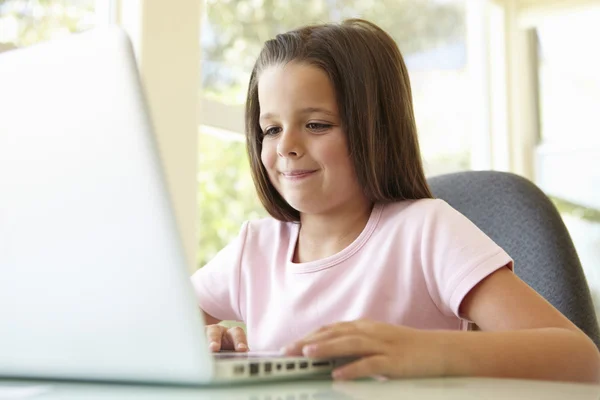 Girl Using Laptop — Stock Photo, Image