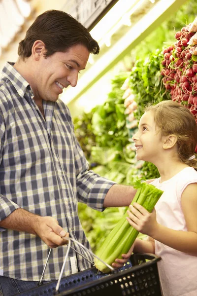 Pai e filha comprando legumes — Fotografia de Stock