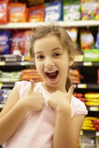 Menina no supermercado de confeitaria — Fotografia de Stock