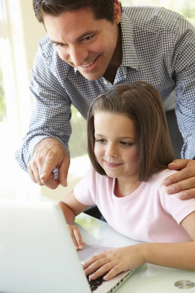 Pai e filha usando laptop — Fotografia de Stock