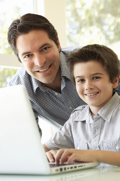 Père et fils utilisant un ordinateur portable — Photo