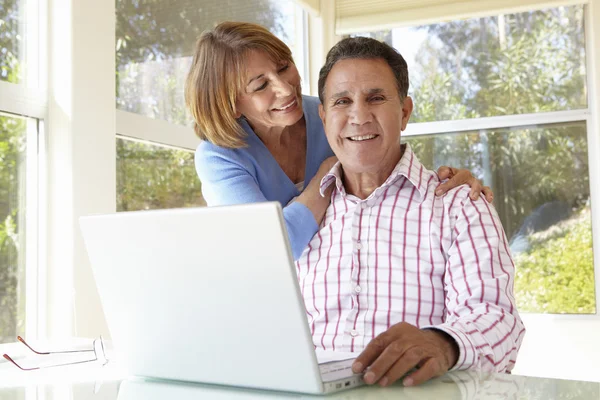 Senior par med bärbar dator — Stockfoto