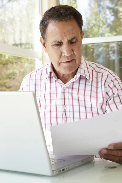 Äldre Man som arbetar i Home Office — Stockfoto