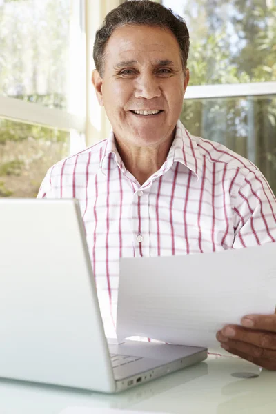 Äldre Man som arbetar i Home Office — Stockfoto