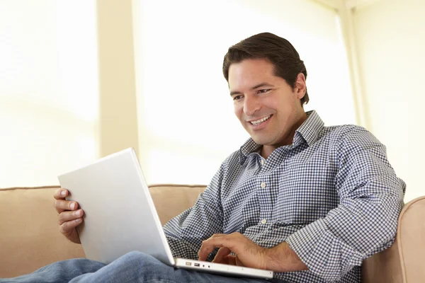 Senior man använder laptop hemma — Stockfoto