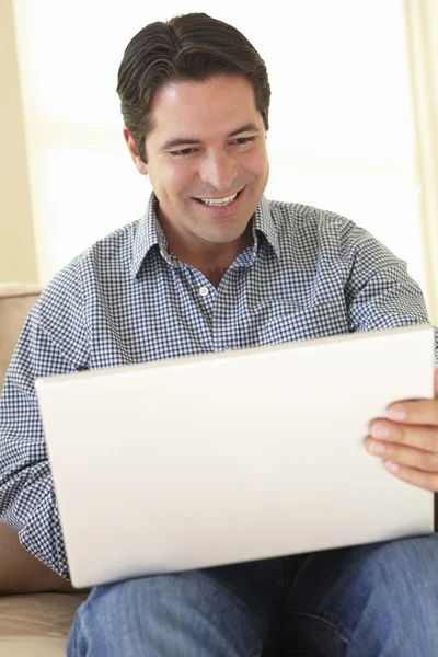 Hombre mayor usando portátil en casa —  Fotos de Stock