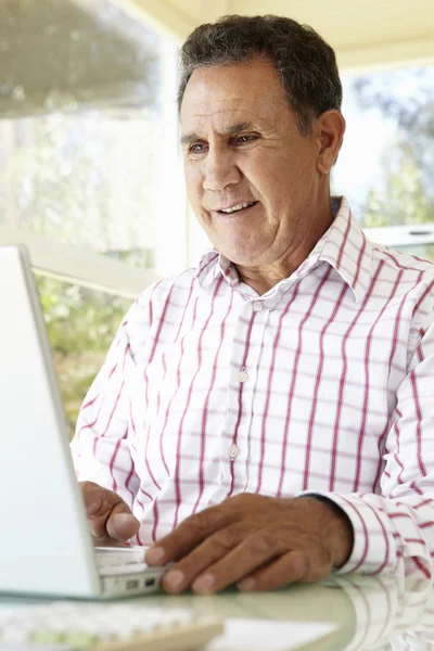 Homem sênior usando laptop — Fotografia de Stock