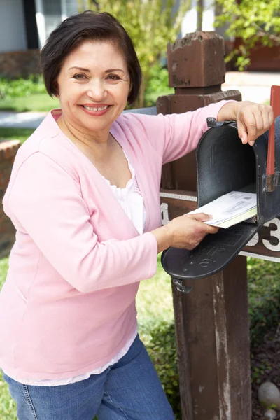 Mujer marcando buzón — Foto de Stock