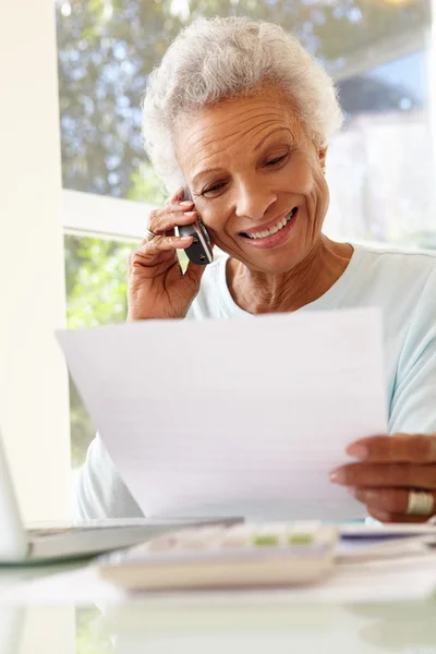 Femme âgée parlant au téléphone à la maison — Photo