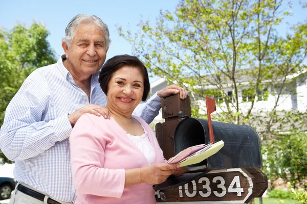 Buzón de chequeo de pareja mayor — Foto de Stock