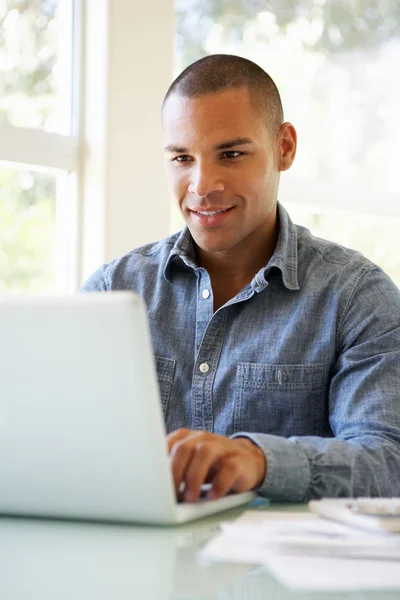 Man met laptop thuis — Stockfoto