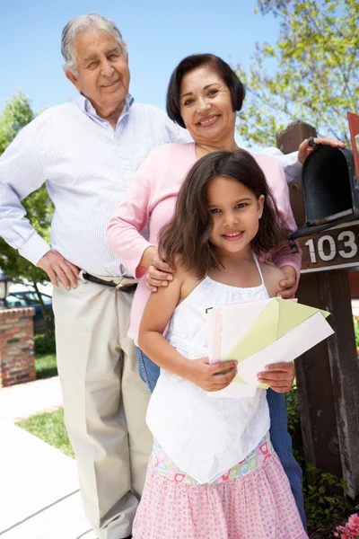 Grand-parents et petite-fille Vérification boîte aux lettres — Photo