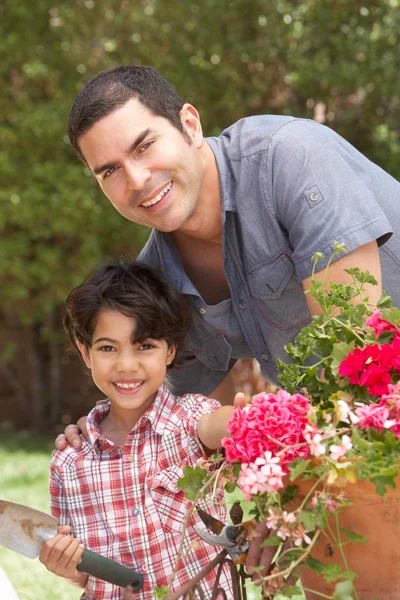 Pai e filho trabalhando no jardim — Fotografia de Stock